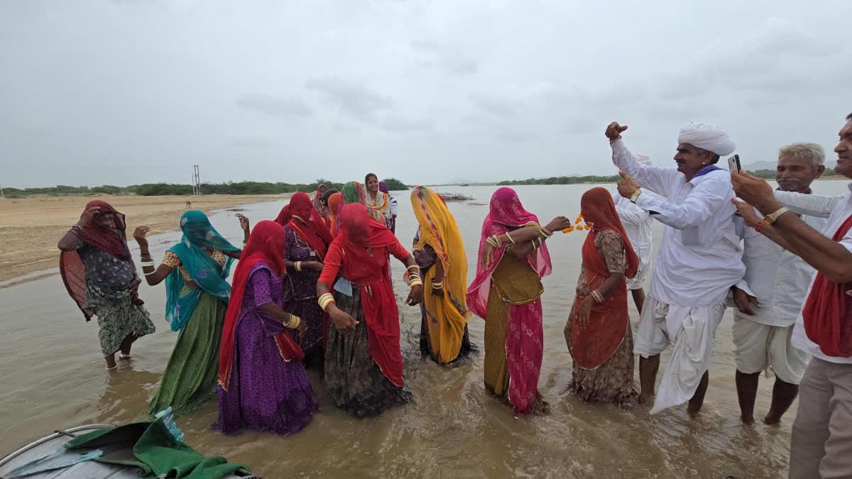 Parveen Kaswan, IFS (@parveenkaswan) on Twitter photo The people celebrates as river Luni reaches their region. A lifeline for arid and semi arid western Rajasthan. The people celebrates as river Luni reaches their region. A lifeline for arid and semi arid western Rajasthan.
