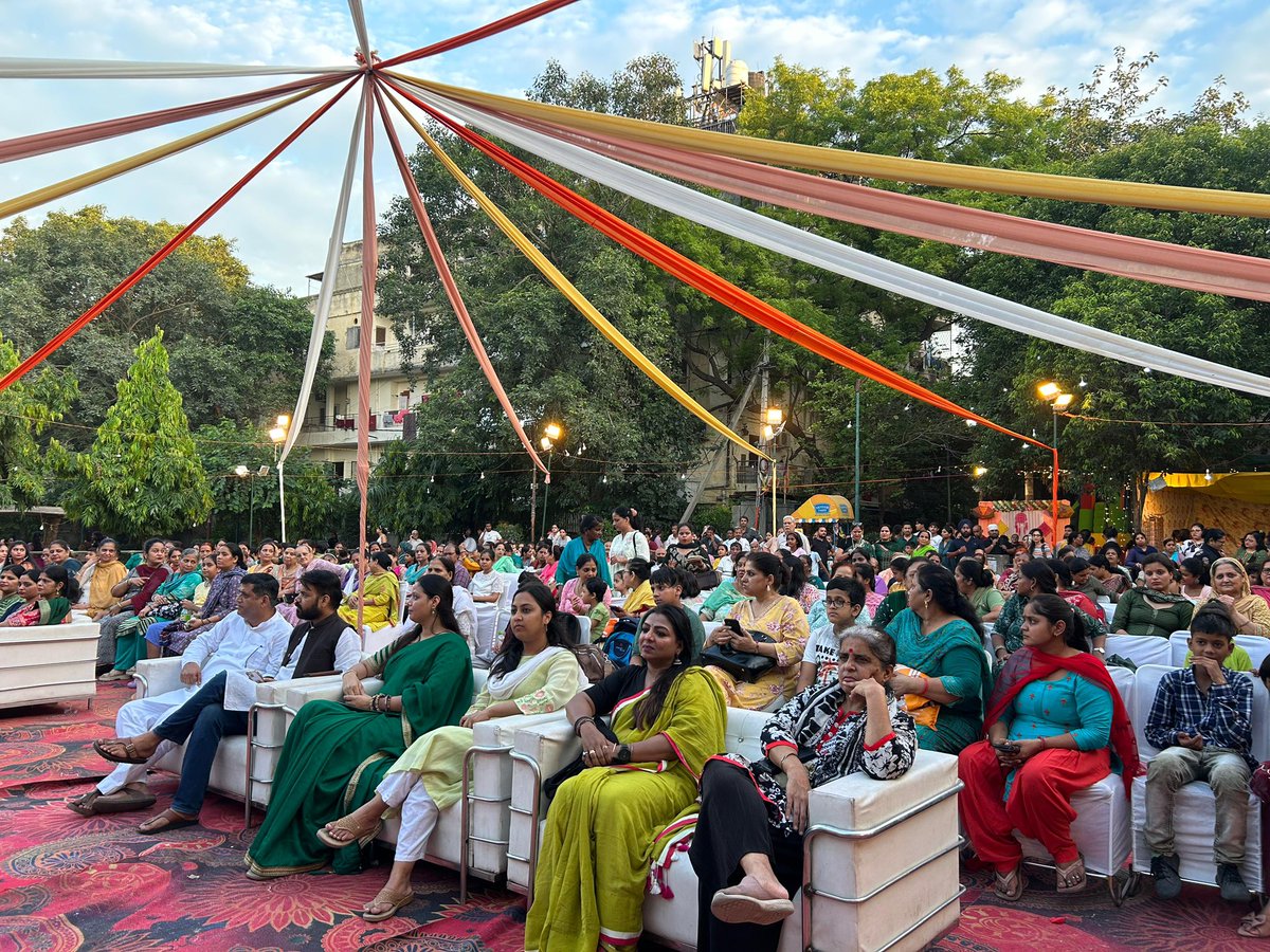 Eeshna_Gupta's tweet image. हरियाली तीज महोत्सव 2025 🪴

📍ग्रेटर कैलाश विधानसभा 

हरियाली तीज के शुभ अवसर पर प्रदेश अध्यक्ष @Saurabh_MLAgk जी, पार्षद @ashuthakuraap जी के नेतृत्व में भव्य कार्यक्रम आयोजित किया गया।