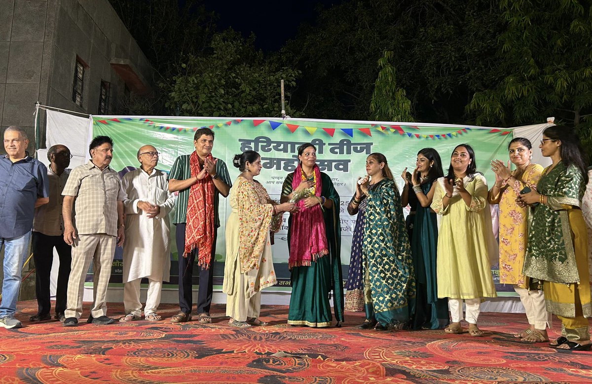 Eeshna_Gupta's tweet image. हरियाली तीज महोत्सव 2025 🪴

📍ग्रेटर कैलाश विधानसभा 

हरियाली तीज के शुभ अवसर पर प्रदेश अध्यक्ष @Saurabh_MLAgk जी, पार्षद @ashuthakuraap जी के नेतृत्व में भव्य कार्यक्रम आयोजित किया गया।