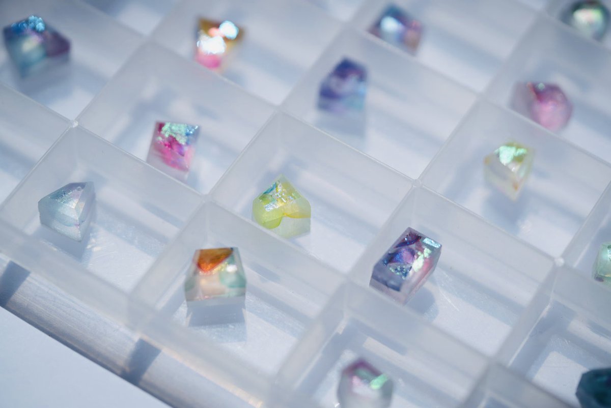 milleglass's tweet image. ガラスのかけらたち、可愛くできているので見てください…💫