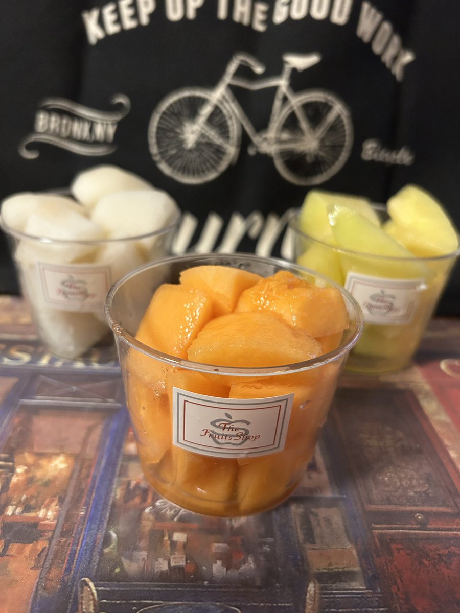 rhedo_shigure's tweet image. Melon🍈は好きだけどWater melon🍉は苦手。
昭和世代ではスイカに塩をかけるのが当たり前になってたので、今だにしょっぱいイメージ。
そういえば知り合いのスタッフさんが
「🍉はカブトムシの味がする」と言ってました。
当然カブトムシは食べたこと無いみたいです。
凄い語彙力。。
メロン甘い😊
