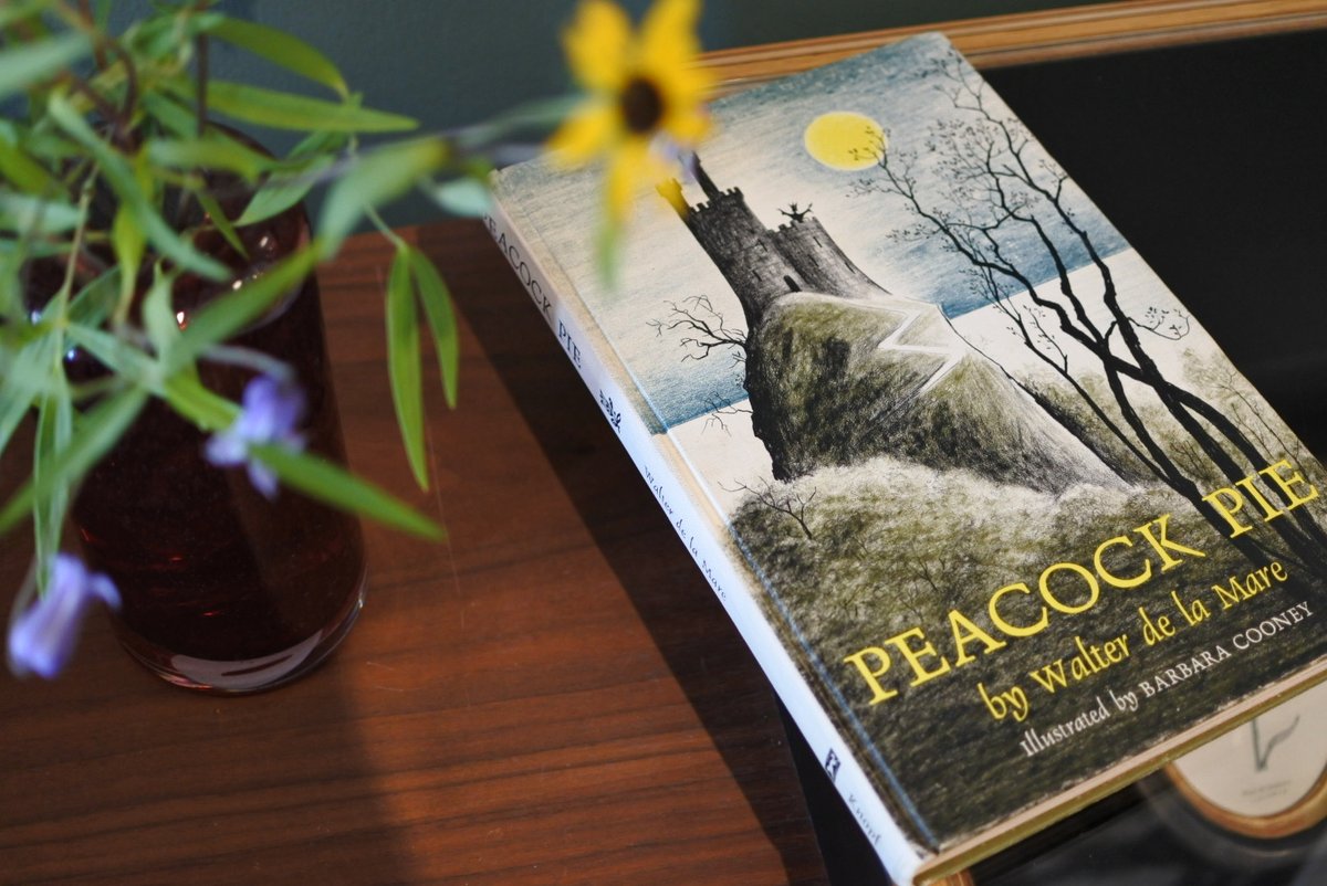 frobergue's tweet image. 『PEACOCK PIE』(1961年)。
ウォルター・デ・ラ・メア×バーバラ・クーニー
エドワード・アーディゾーニが挿絵を描いたもの(翻訳『孔雀のパイ』)は読んだことがあったのですが、バーバラ・クーニーのものは初めての入荷!
frobergue.storeinfo.jp/posts/57149825