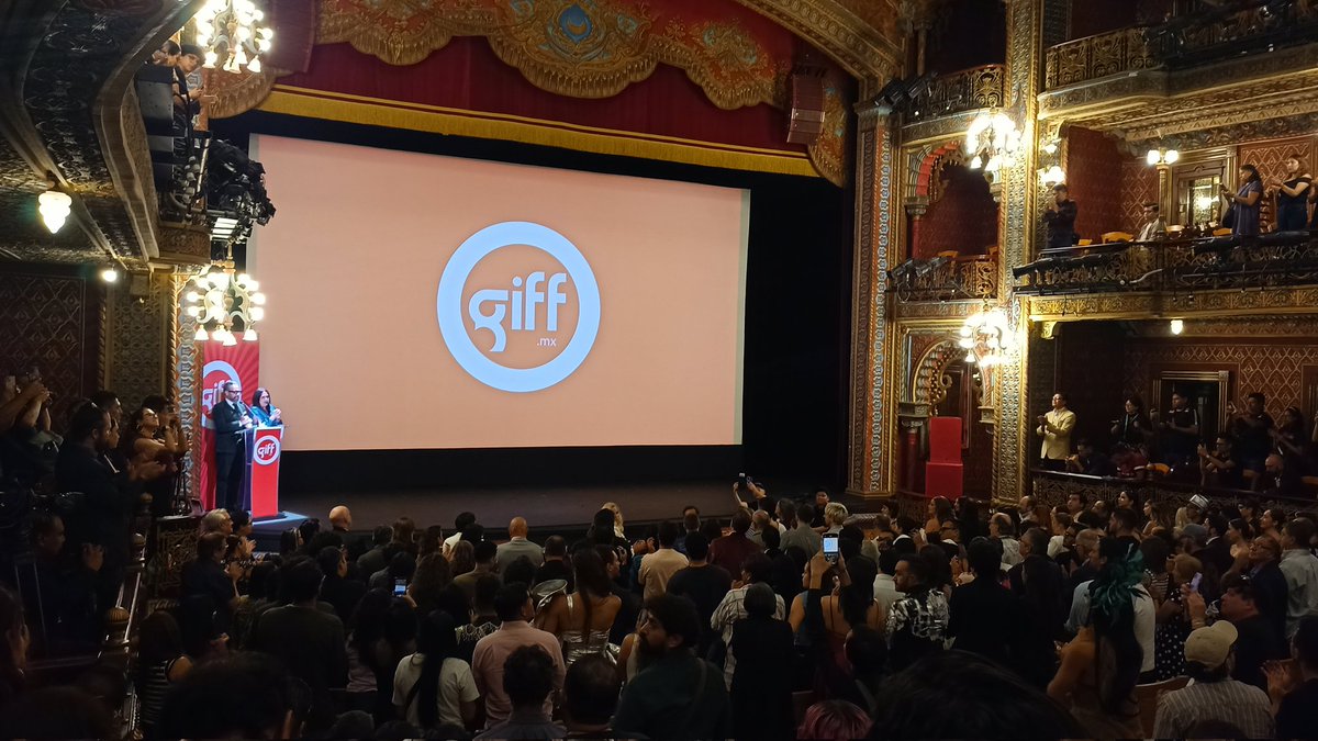 CinePREMIERE's tweet image. "Hacer cine te abre la puerta a mundos que en otras disciplinas tal vez estarían vetados", fueron algunas de las palabras que nos compartió Carlos Carrera, el ganador de la Medalla de la @filmotecaunam, anoche durante su homenaje en el @giffmx. ❤️🩹🎉
#GIFF2025 #MásCinePorFavor