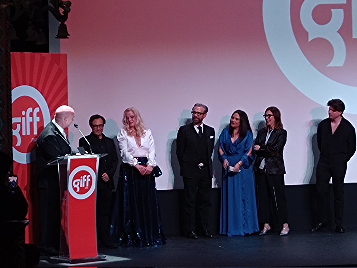 CinePREMIERE's tweet image. "Hacer cine te abre la puerta a mundos que en otras disciplinas tal vez estarían vetados", fueron algunas de las palabras que nos compartió Carlos Carrera, el ganador de la Medalla de la @filmotecaunam, anoche durante su homenaje en el @giffmx. ❤️🩹🎉
#GIFF2025 #MásCinePorFavor