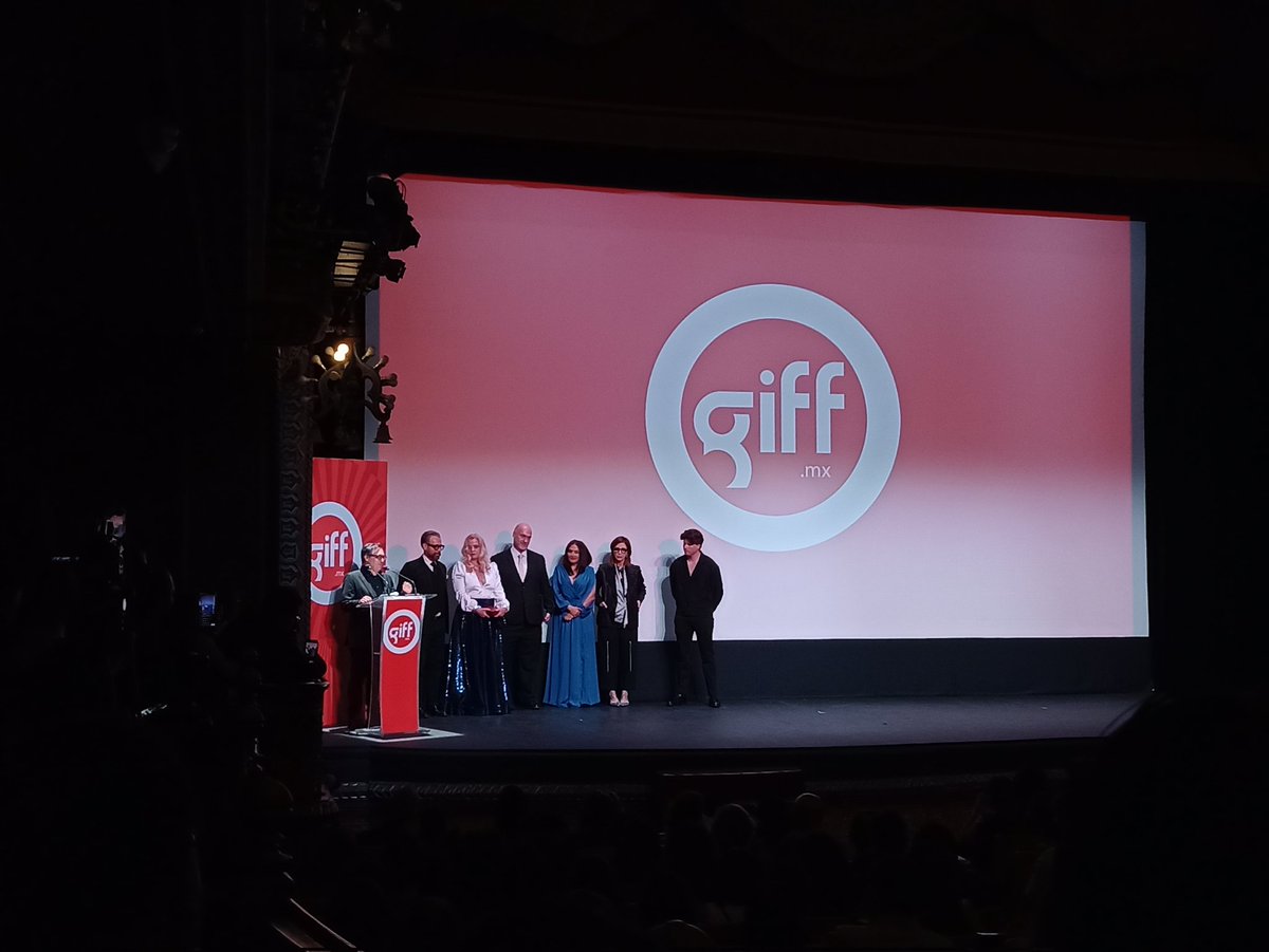 CinePREMIERE's tweet image. "Hacer cine te abre la puerta a mundos que en otras disciplinas tal vez estarían vetados", fueron algunas de las palabras que nos compartió Carlos Carrera, el ganador de la Medalla de la @filmotecaunam, anoche durante su homenaje en el @giffmx. ❤️🩹🎉
#GIFF2025 #MásCinePorFavor