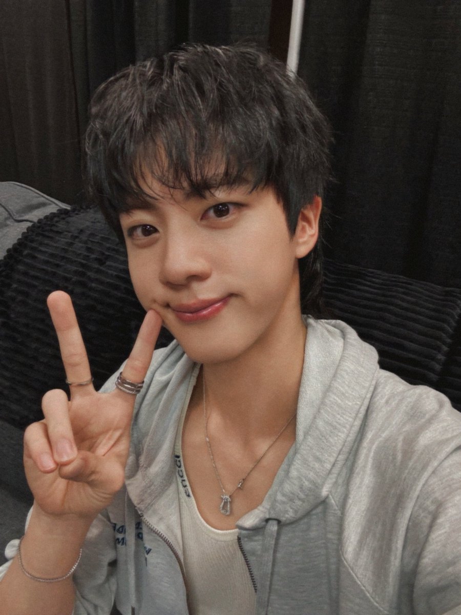 _rockstarjin's tweet image. i&apos;m falling for him