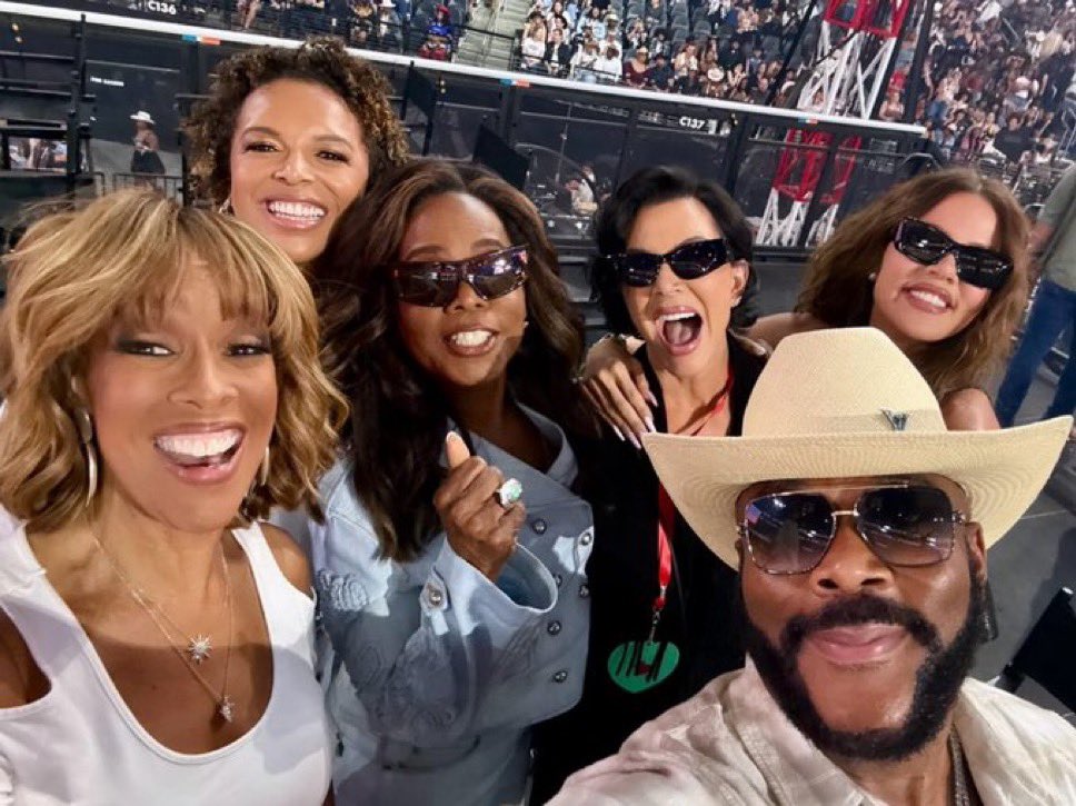 Boochie is the Name (@stoppfeenin) on Twitter photo Oh the girls are outside for Beyoncรฉโs last show Oh the girls are outside for Beyoncรฉโs last show