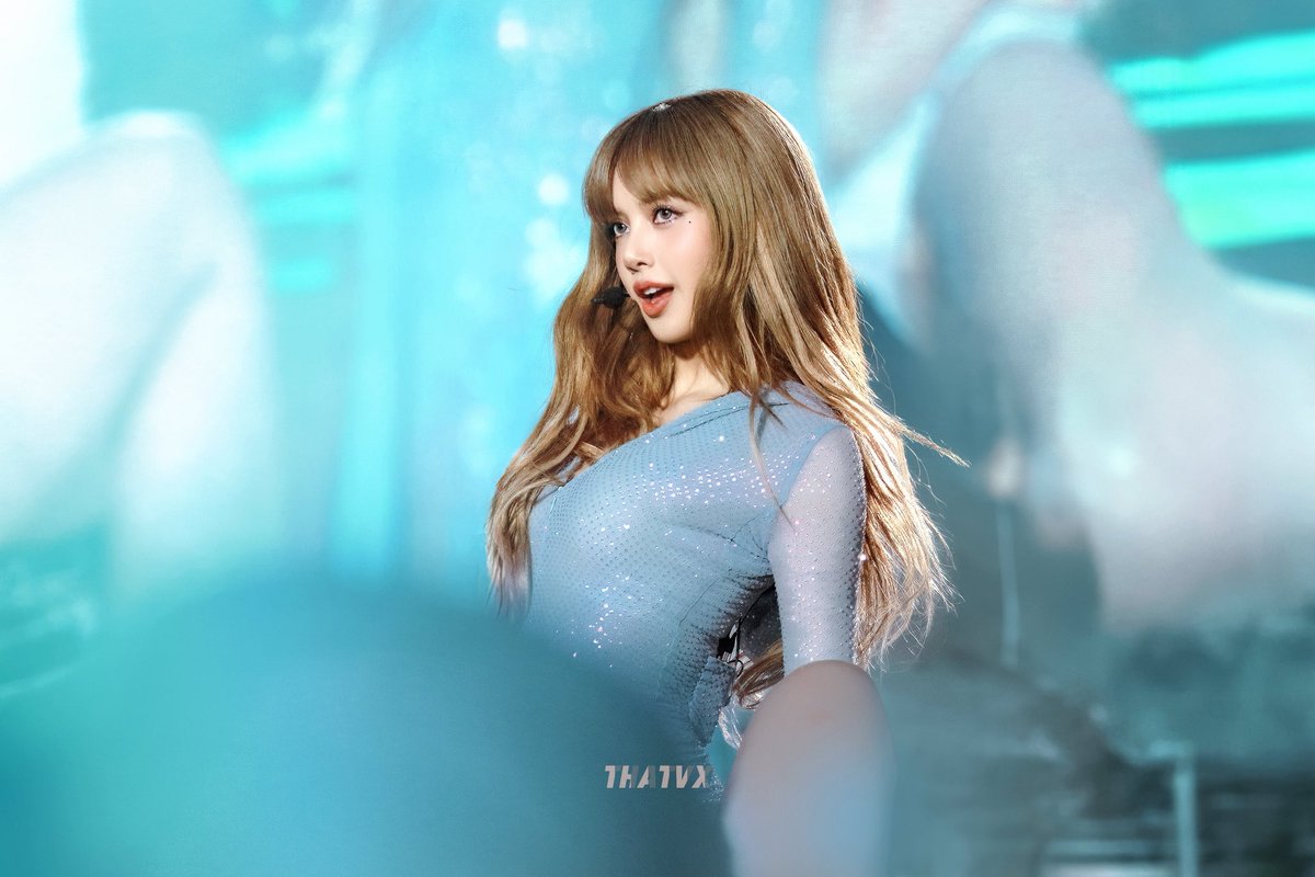 LISA amazes on stage during BLACKPINK’s ‘DEADLINE’ concert in Toronto.