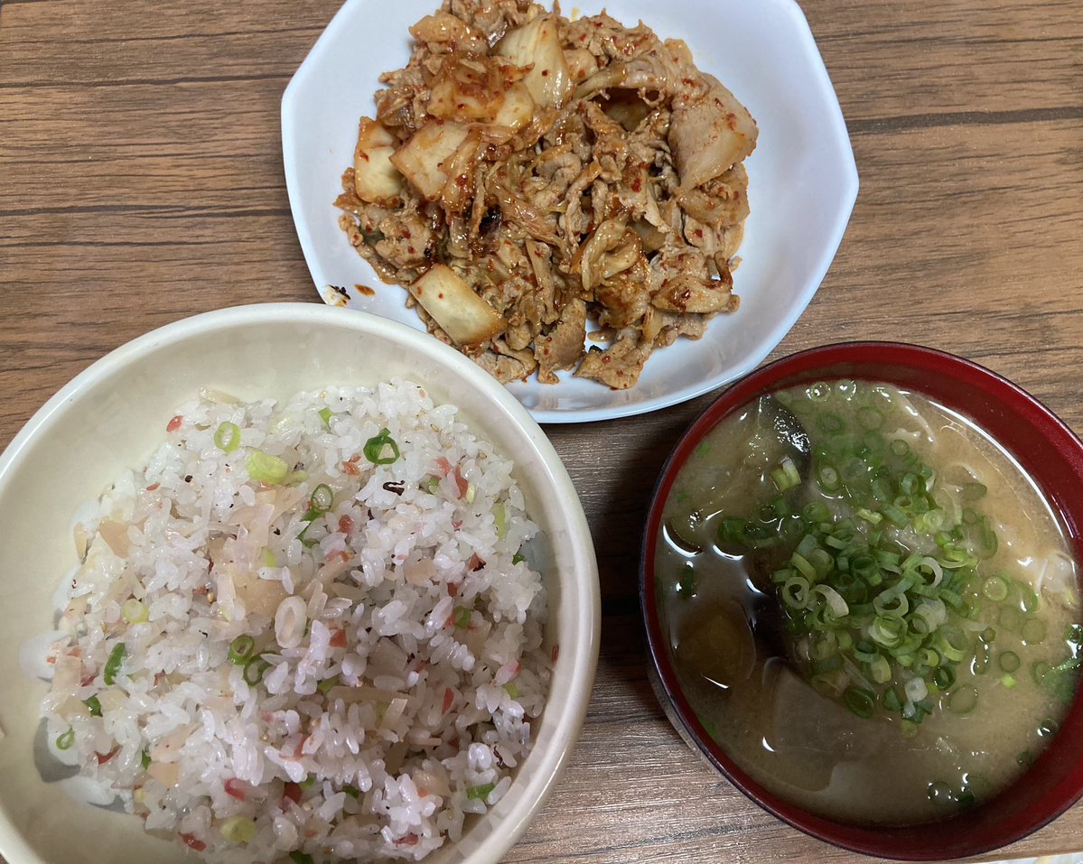 QuaNtuM_SeA's tweet image. 梅ネギ生姜ごはんになすきのこ大根の味噌汁、そして漢ならブタキム