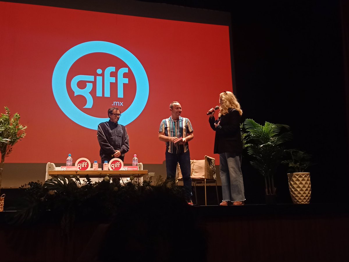 CinePREMIERE's tweet image. Como parte de su homenaje en el @giffmx, Carlos Carrera ofreció una clase magistral, acompañado de Roberto Fiesco, donde hablaron sobre sus inicios y algunas de las dificultades que sigue atravesando en la industria del cine mexicano. 📽️💬
#GIFF2025 #MásCinePorFavor