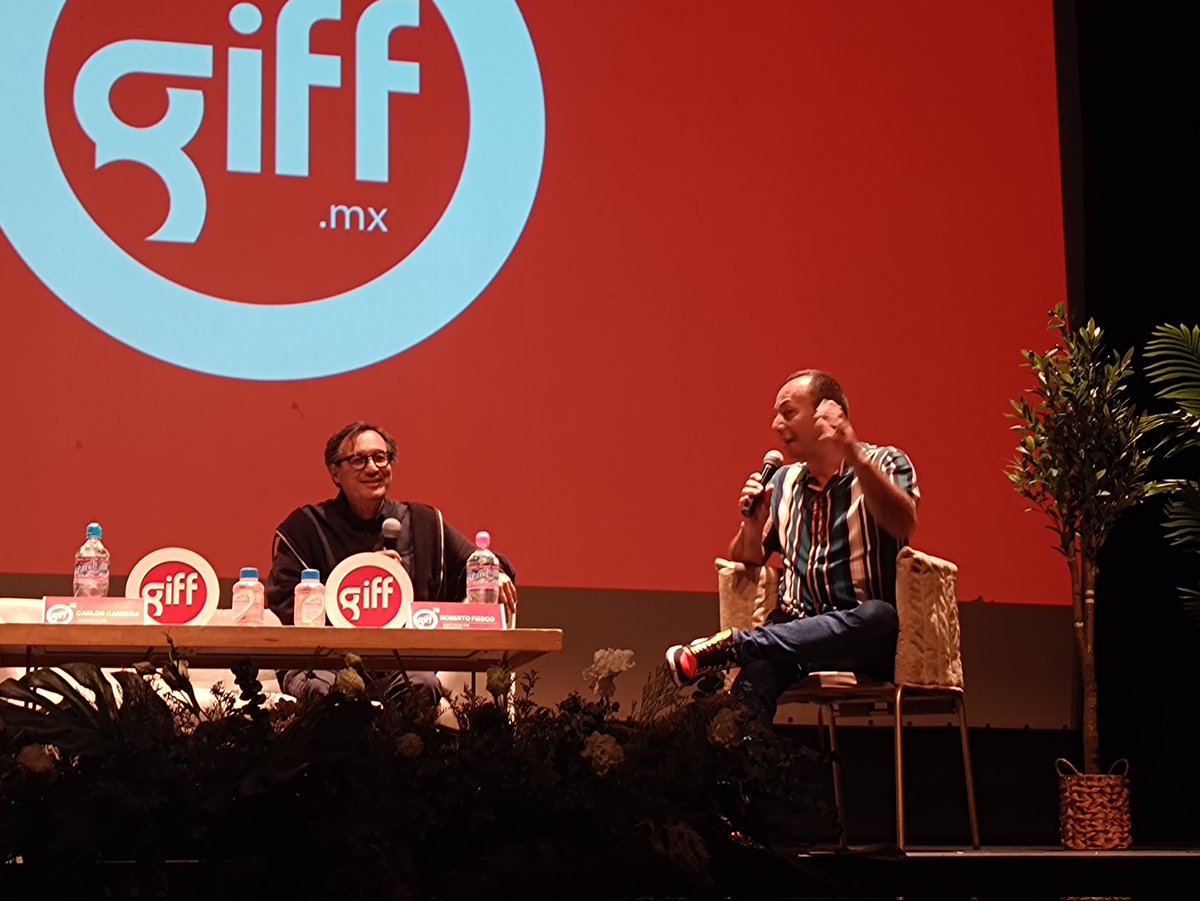 CinePREMIERE's tweet image. Como parte de su homenaje en el @giffmx, Carlos Carrera ofreció una clase magistral, acompañado de Roberto Fiesco, donde hablaron sobre sus inicios y algunas de las dificultades que sigue atravesando en la industria del cine mexicano. 📽️💬
#GIFF2025 #MásCinePorFavor