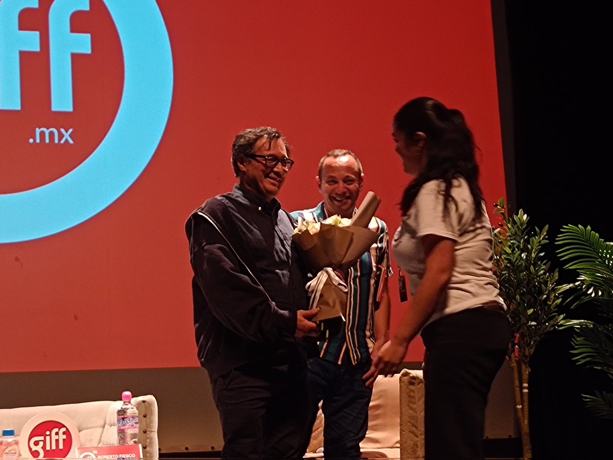 CinePREMIERE's tweet image. Como parte de su homenaje en el @giffmx, Carlos Carrera ofreció una clase magistral, acompañado de Roberto Fiesco, donde hablaron sobre sus inicios y algunas de las dificultades que sigue atravesando en la industria del cine mexicano. 📽️💬
#GIFF2025 #MásCinePorFavor