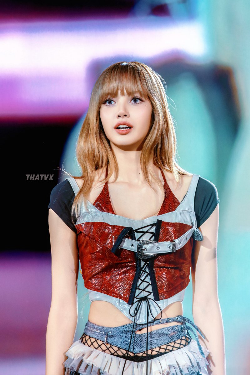 LISA turns heads with her beauty at BLACKPINK’s ‘DEADLINE’ concert in Toronto.