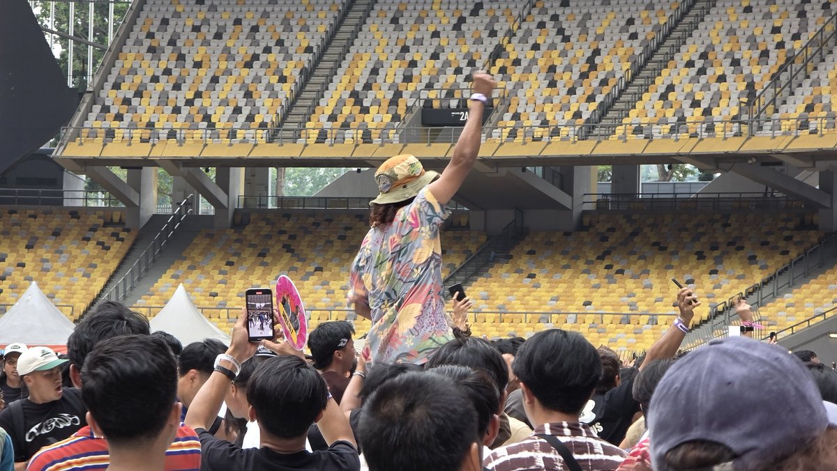 izzataziz's tweet image. The crowd