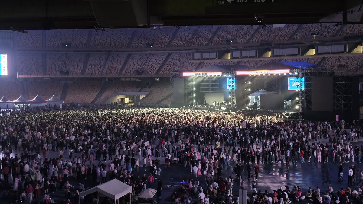 izzataziz's tweet image. The crowd