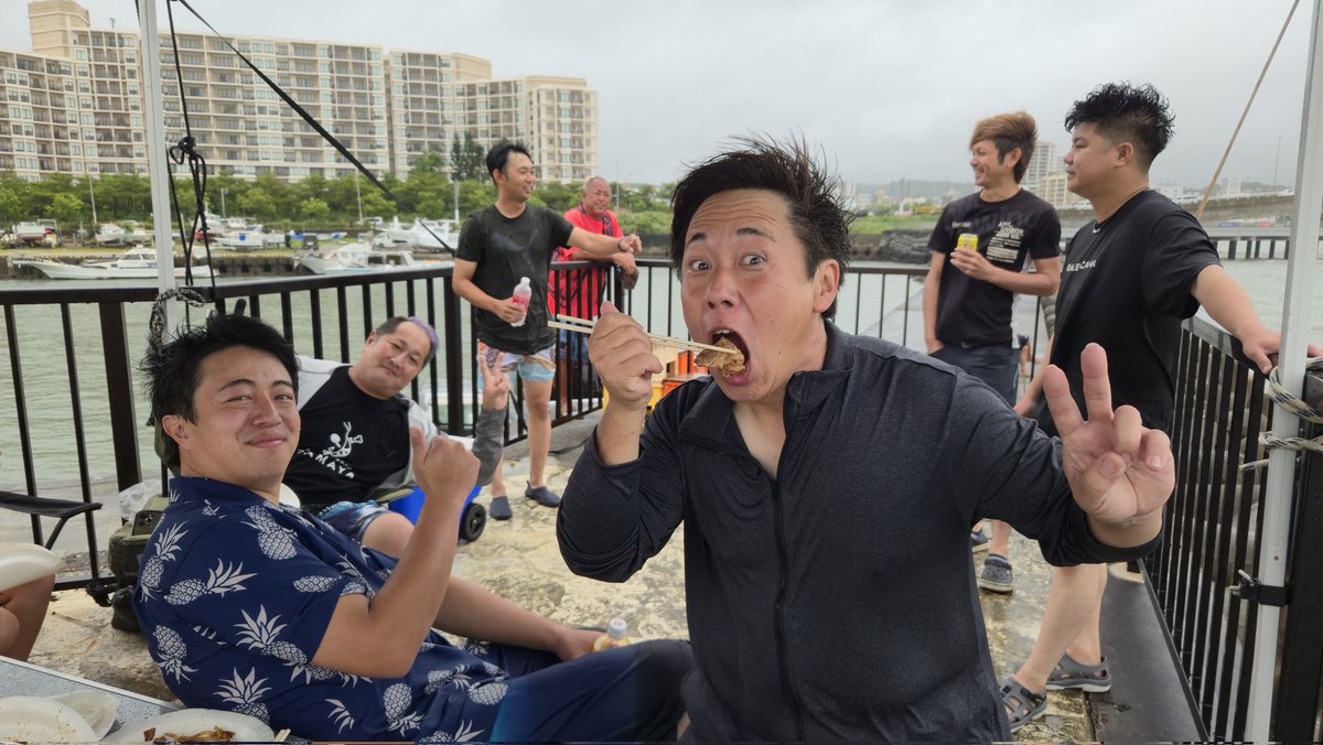 garage_aoki's tweet image. 暴風雨の沖縄はBBQとバナナボート

危険な人達です
生きて帰りたい(笑)