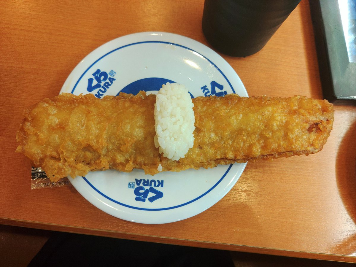 SUBASHIWORI's tweet image. 例のくら寿司のベーコン天寿司、ひっくり返したらちゃんとシャリがついてて逆に面白くなった。