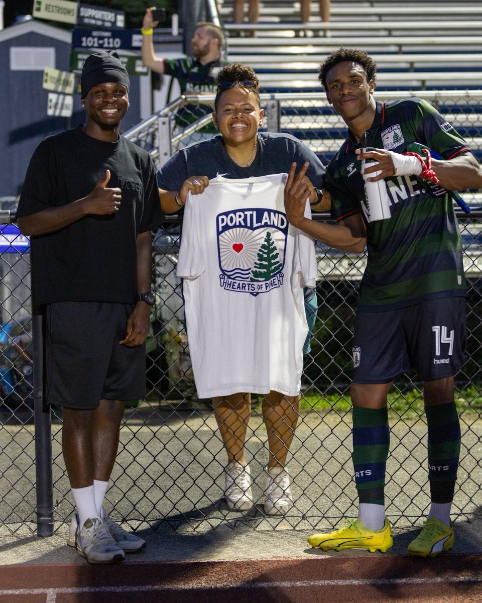 SeattleUMSoccer's tweet image. From Seattle with love ❤️
Our athletic trainer, Alyssa Ehrenfried, catching up with a pair of star alumni during a @hearts_sc match. #TogetherWeSoar #ProRedhawks