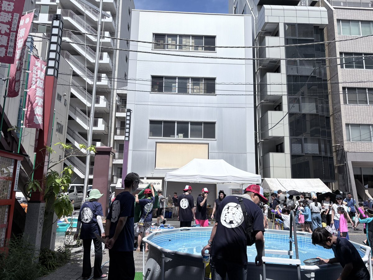 itiryusai's tweet image. 薬研堀不動院前、プールイベント
子供達水浸し、私の足袋も濡れた😂