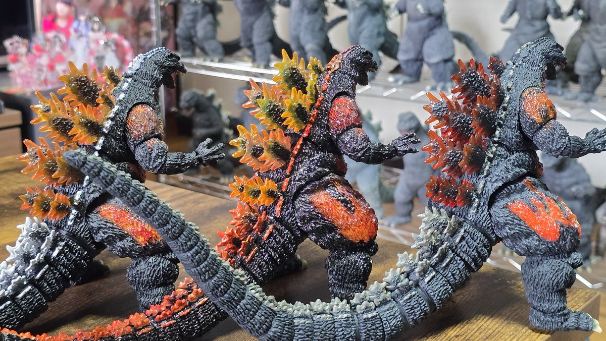 モンスターアーツ　デスゴジ達と😁
左から初販、アルティメットVer.、70周年Ver.

こう見ると赤熱部の模様や魅せ方に結構違いがあって良いですね😆

どれもめっちゃ格好良いです😁
個人的にアルティメットの尻尾の先まで赤い仕様が凄く好きなんですが
顔は今回のが一番好きです✨️

#ゴジラ
#モンアツ