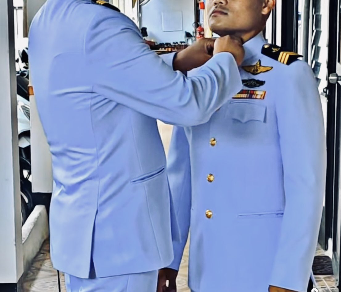 ผู้ชายใกล้ชิดกัน 
ผลัดกันติดกระดุมคอให้กัน
โมเม้นต์แค่นี้ก็พอ
ผมเอาไปคิดต่อได้ 🤣