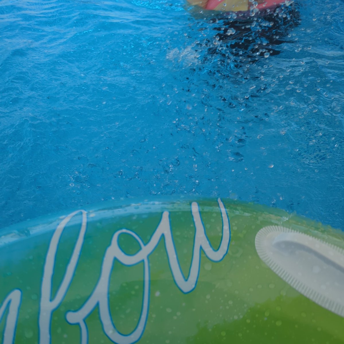 プールの中なう