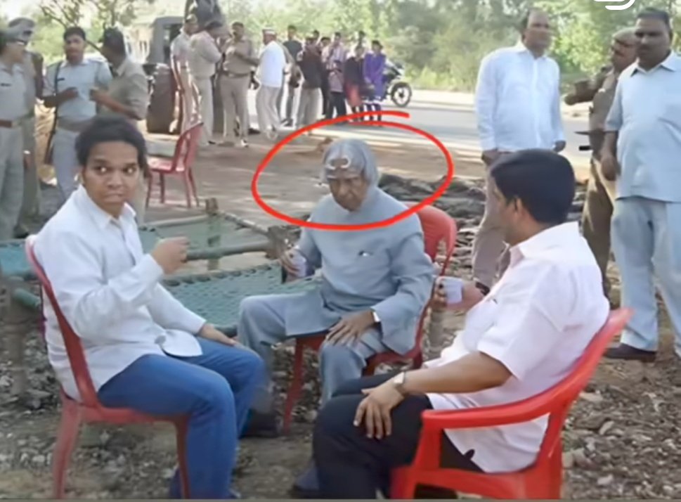 कलाम सर ने एक समारोह में कुर्सी पर इसलिए बैठने से मना कर दिया था क्योंकि उनकी कुर्सी बाकी कुर्सियों से ऊँची थी और वो खुद को दूसरों से ऊँचा नहीं दिखाना चाहते थे

शायद इसी सोच के कारण कलाम जी हर हिंदुस्तानी के दिल में वास करते हैं। कलाम सर के लिए एक लाइक तो बनता है ..!!
