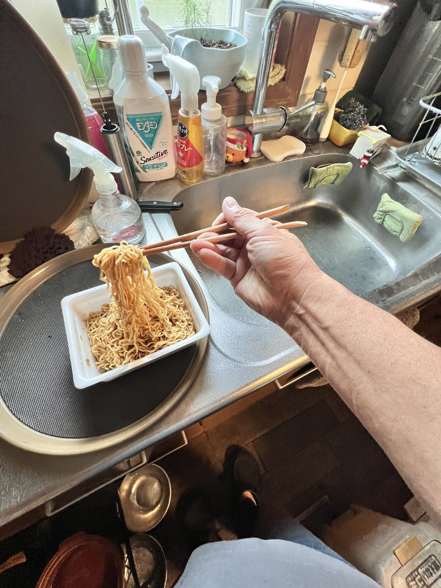 HowaSeiki's tweet image. 今日はお客様途切れないので、事務所で立ち食いカップ焼きそば。
お湯入れて3分以内に1枚書類作って、3分で食べ切る！