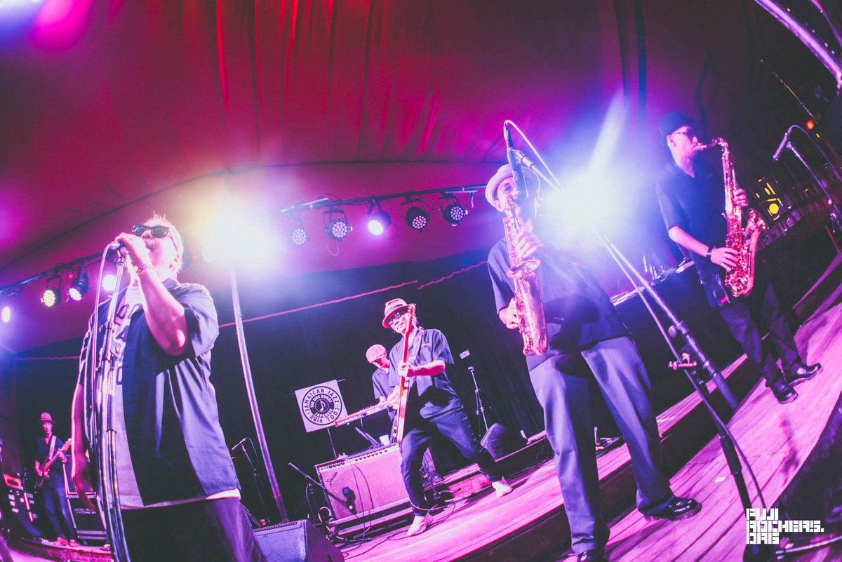 fujirockexpress's tweet photo. 【LIVE REPORT】THE SIDEBURNS

DAY3📍THE PALACE OF WONDER
Photo by 堅田ひとみ

#fujirock #フジロック https://t.co/H62JE5Lnkc