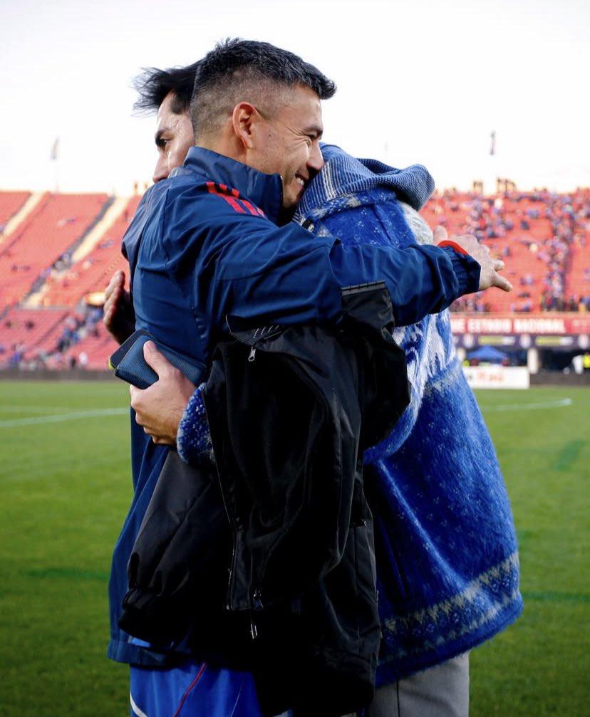 franffigueroa's tweet image. me salio un lindo debate, si Charles gana otra sudamericana y la 19, pasa a Johnny y se convierte en el maximo idolo de la U? y a mi opinión no. Herrera va mas alla de los titulos, es lo que genera en el hincha, Johnny es transversal, como habla y como siente a la U es otra cosa.
