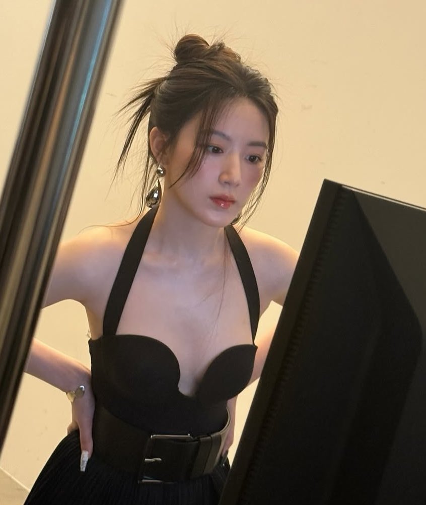 Gidle_x_nebobo's tweet image. Fan: shuhua, do you know how to have a fair skin like you?

Shuhua: i don&apos;t know, but you know how to love your own skin colour