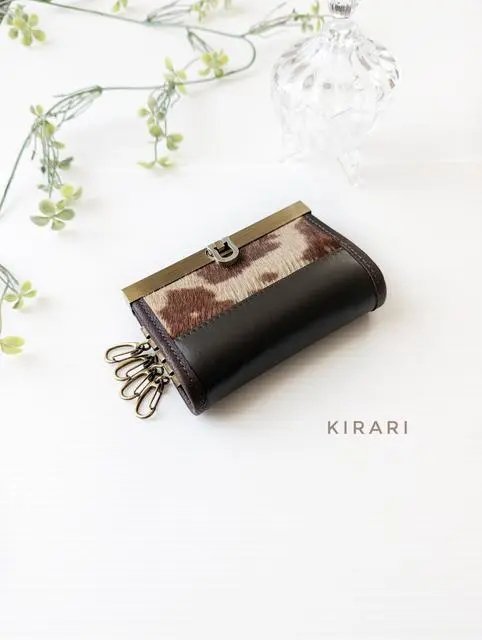 matsufam1's tweet image. いつもありがとうございます💕

オトクなminneクーポン、本日までとなっています。

売切れ商品、再販しました。
合わせてご覧くださいね🌿

スマートキー＆カード収納可｜本革×ハラコキーケース ホルスタイン柄 茶×ベージュ 焦げ茶本革 Dカン・チェーンオプションあり

minne.com/items/36046467