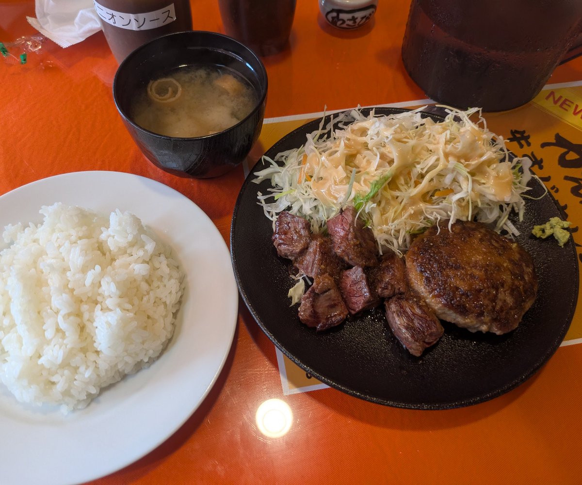 留萌から帰省した長男のリクエストでステーキ屋さんに🥩
父母が昨晩も同じお店に来たことは内緒にしておきます😂
#がんねん
#2日連続も美味い