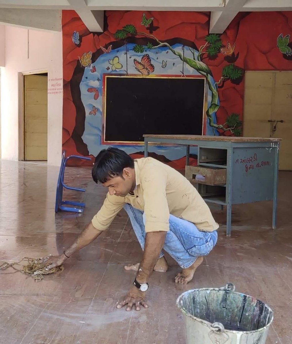 IasAlok's tweet image. आप विश्वास करेंगे कि ये एक सरकारी स्कूल के प्राचार्य हैं. 13 साल तक शिक्षक की नौकरी करने के बाद उन्होंने प्रिंसिपल की परीक्षा पास की और प्रिंसिपल बने. 

रोज़ एक घण्टे पहले आकर स्कूल की सफ़ाई करते हैं.