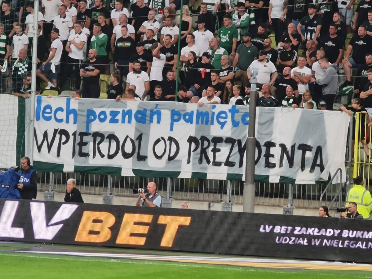 Jakub (@jakubkubunio) on Twitter photo Kibole Lechii Gdańsk na meczu z Lechem Poznań.
Jaki wstyd XD Kibole Lechii Gdańsk na meczu z Lechem Poznań.
Jaki wstyd XD