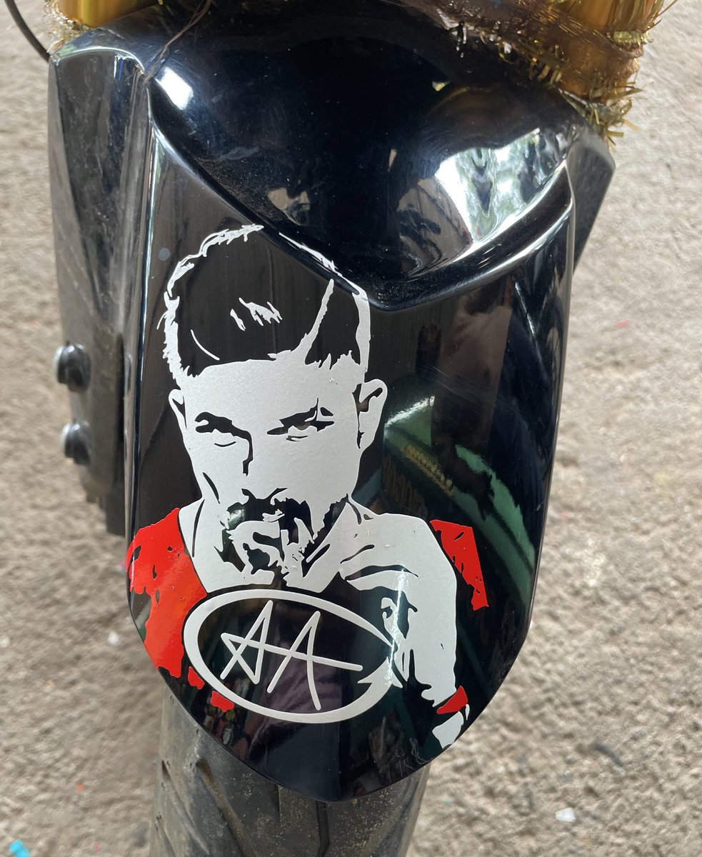 AAFan_Bujjamma's tweet image. Meeru inka AP/TG lo ma stickers ekkuva ani kottukuntunaru kani ma bunny ki mumbai lo kuda bikes pina stickers paduthunay 😎😎🔥🔥
Mumbai ka raja @alluarjun 😎😎