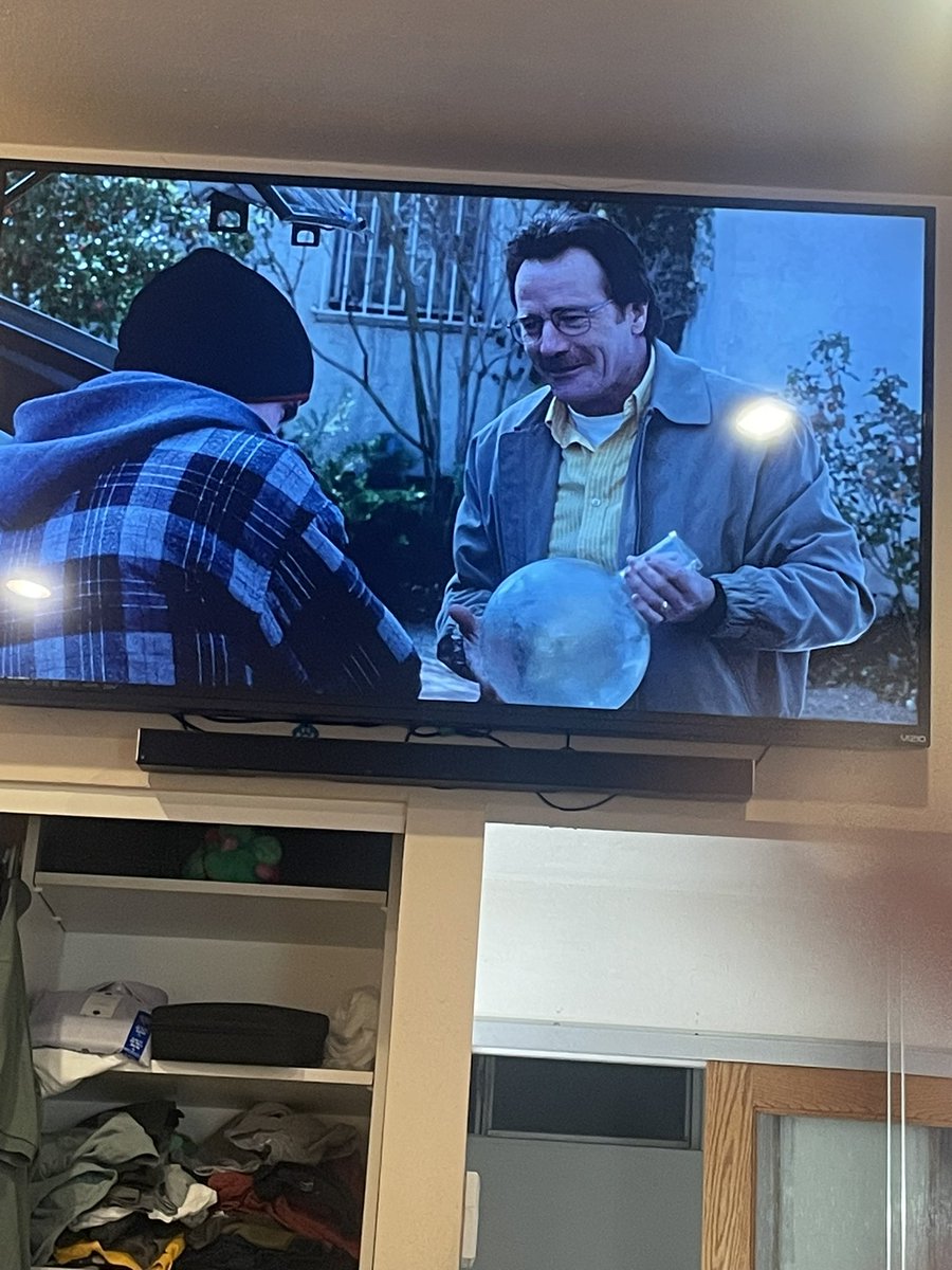 QwiticBot's tweet image. My parents are forcing me to watch breaking bad 🙂↕️