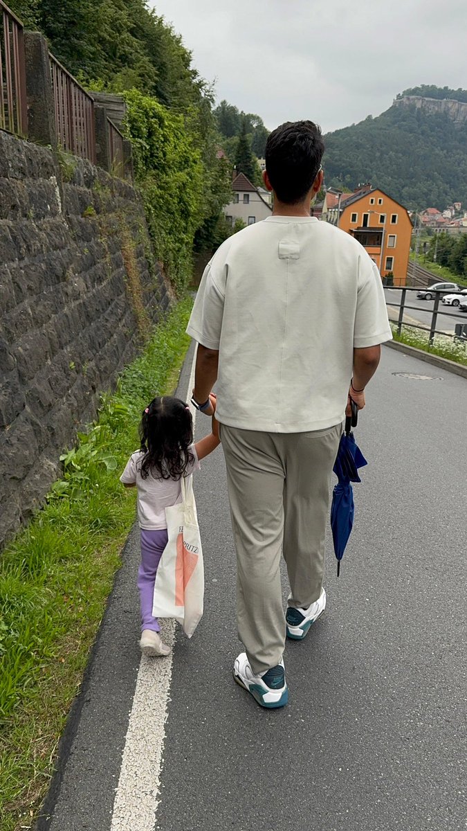 thegeeknarrator's tweet image. Long walks, little feet♥️