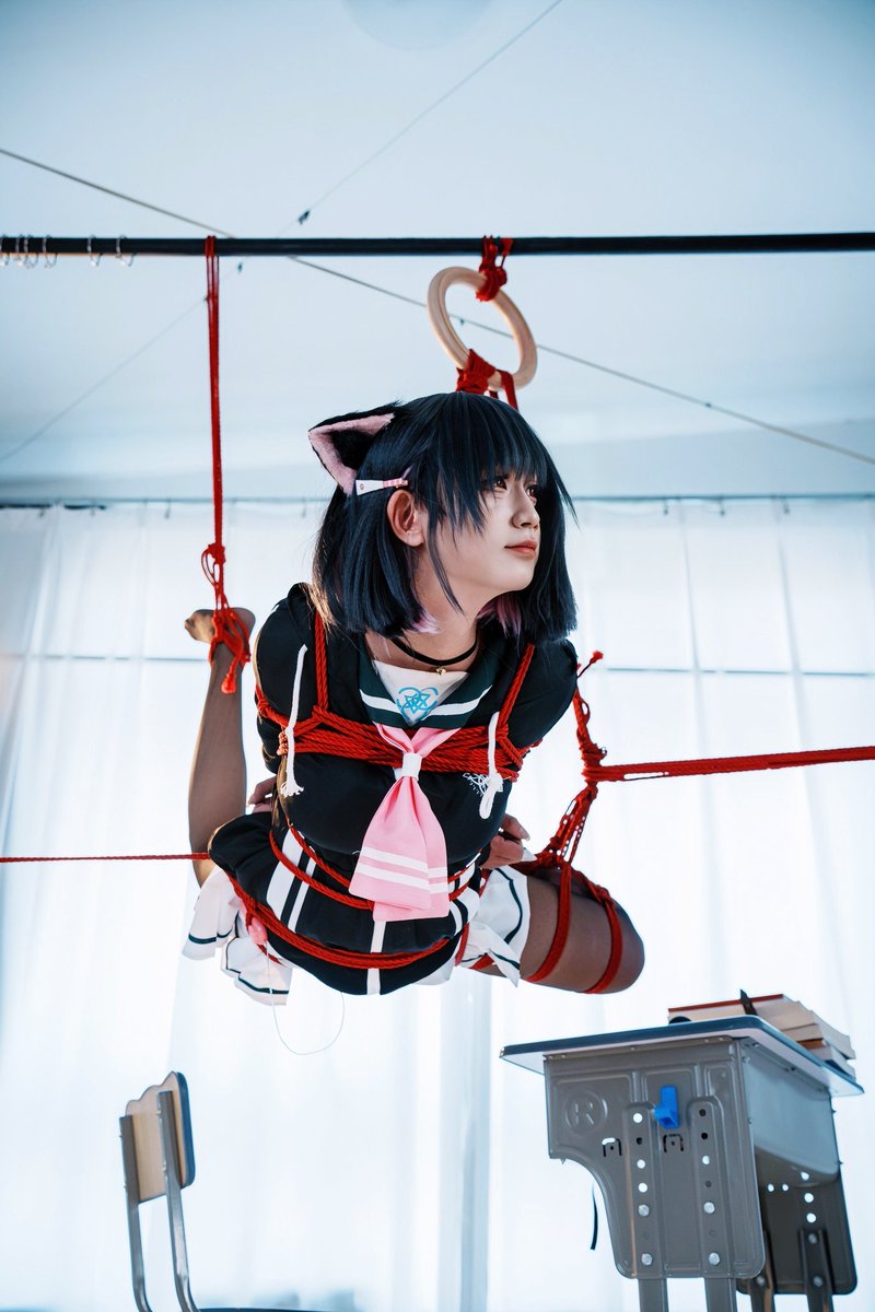 叶师傅@YmomoChan放我下了啊，我不哈气了
后期<a href="/Misaka01215/">雨落</a>
#捆绑 #束缚 #绳艺 #紧缚
#BlueArchive
