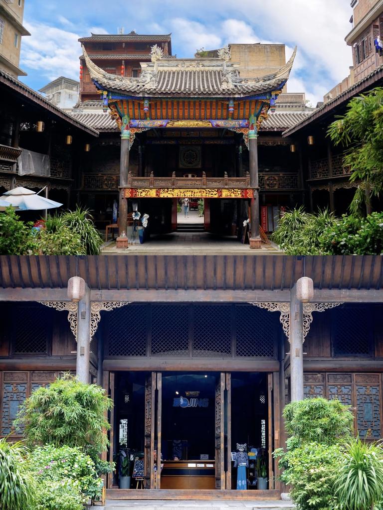 yangjieshu83493's tweet image. 贵州村超回归!
这个夏天,浑浊的浪头曾漫过榕江的街巷,却冲不散这里的人间温暖
如今,绿茵场上的呐喊冲破云霄,侗族大歌的旋律荡开云层!榕江,用一场沸腾的村超,把伤痕写成诗,让归来成为庆典。
