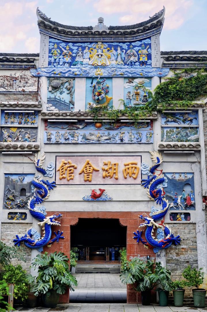 yangjieshu83493's tweet image. 贵州村超回归!
这个夏天,浑浊的浪头曾漫过榕江的街巷,却冲不散这里的人间温暖
如今,绿茵场上的呐喊冲破云霄,侗族大歌的旋律荡开云层!榕江,用一场沸腾的村超,把伤痕写成诗,让归来成为庆典。