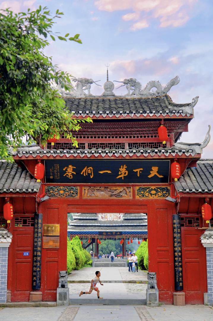 yangjieshu83493's tweet image. 贵州村超回归!
这个夏天,浑浊的浪头曾漫过榕江的街巷,却冲不散这里的人间温暖
如今,绿茵场上的呐喊冲破云霄,侗族大歌的旋律荡开云层!榕江,用一场沸腾的村超,把伤痕写成诗,让归来成为庆典。