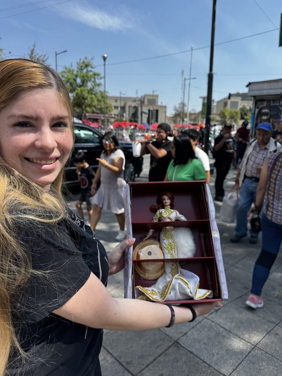 charliedelvalle's tweet image. ¡Y sigo sumando para la colección! 👱🏻‍♀️ #Balderas 🚇 #BarbieCollector 👱🏻‍♀️ #MéxicoFashionDollConvention 🇲🇽