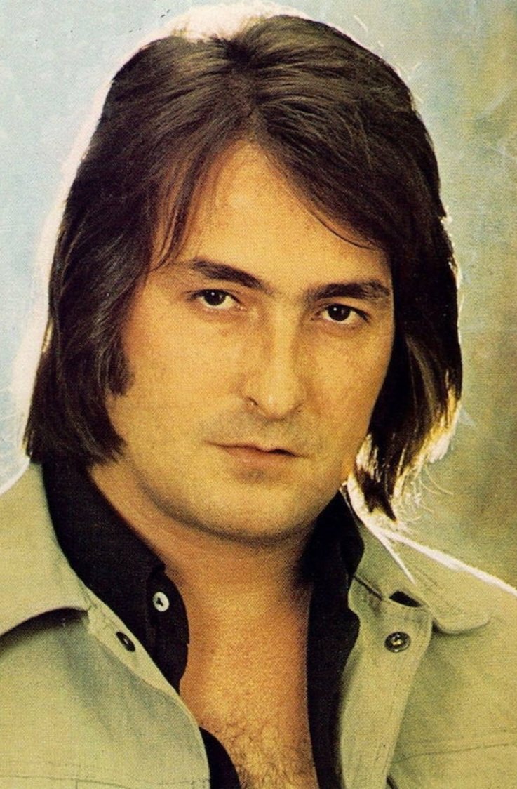NINO BRAVO, todo un fenomeno musical. 
Aqui te cuento  su vida, su música, sus viajes, y todo lo que hizo para llegar a ser una leyenda.🧵