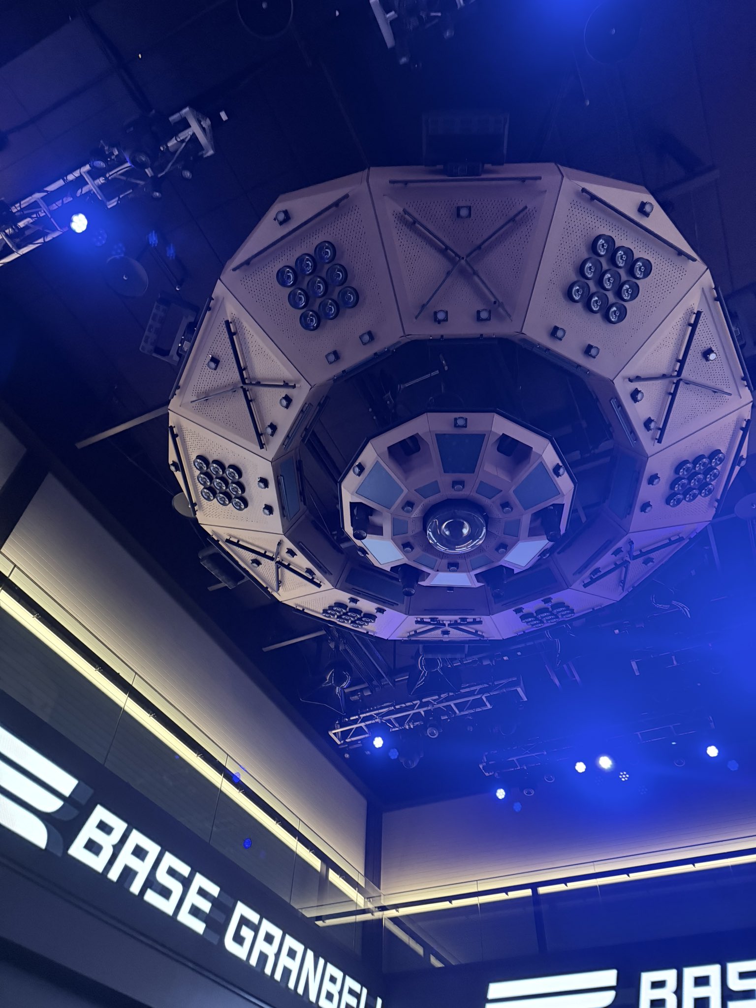 宇宙船 地球を周回する飛行中の宇宙船、宇宙ステーション、または
