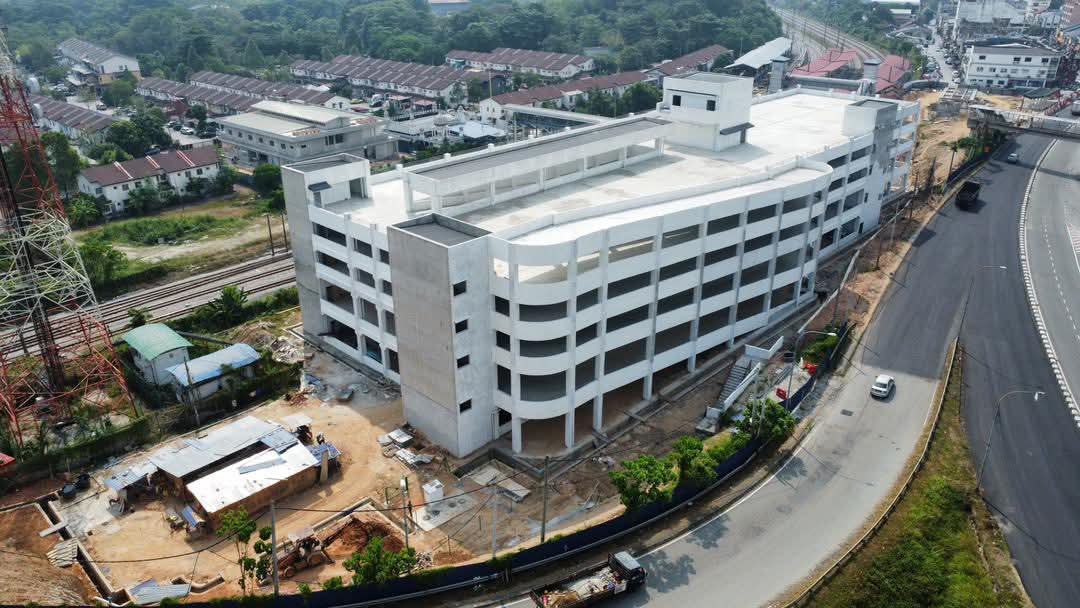 mohd_escobar's tweet image. SEMENTARA itu sekitar pemandangan semasa bagi projek pembinaan Park and Ride KTM Rawang yang kini sudah mencapai 94 peratus siap
Projek ini menelan belanja RM48juta dan dijangka siap pada November 2025