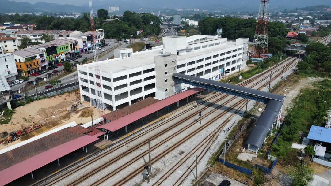 mohd_escobar's tweet image. SEMENTARA itu sekitar pemandangan semasa bagi projek pembinaan Park and Ride KTM Rawang yang kini sudah mencapai 94 peratus siap
Projek ini menelan belanja RM48juta dan dijangka siap pada November 2025