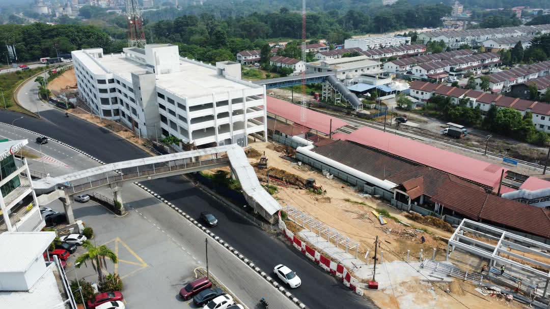 mohd_escobar's tweet image. SEMENTARA itu sekitar pemandangan semasa bagi projek pembinaan Park and Ride KTM Rawang yang kini sudah mencapai 94 peratus siap
Projek ini menelan belanja RM48juta dan dijangka siap pada November 2025