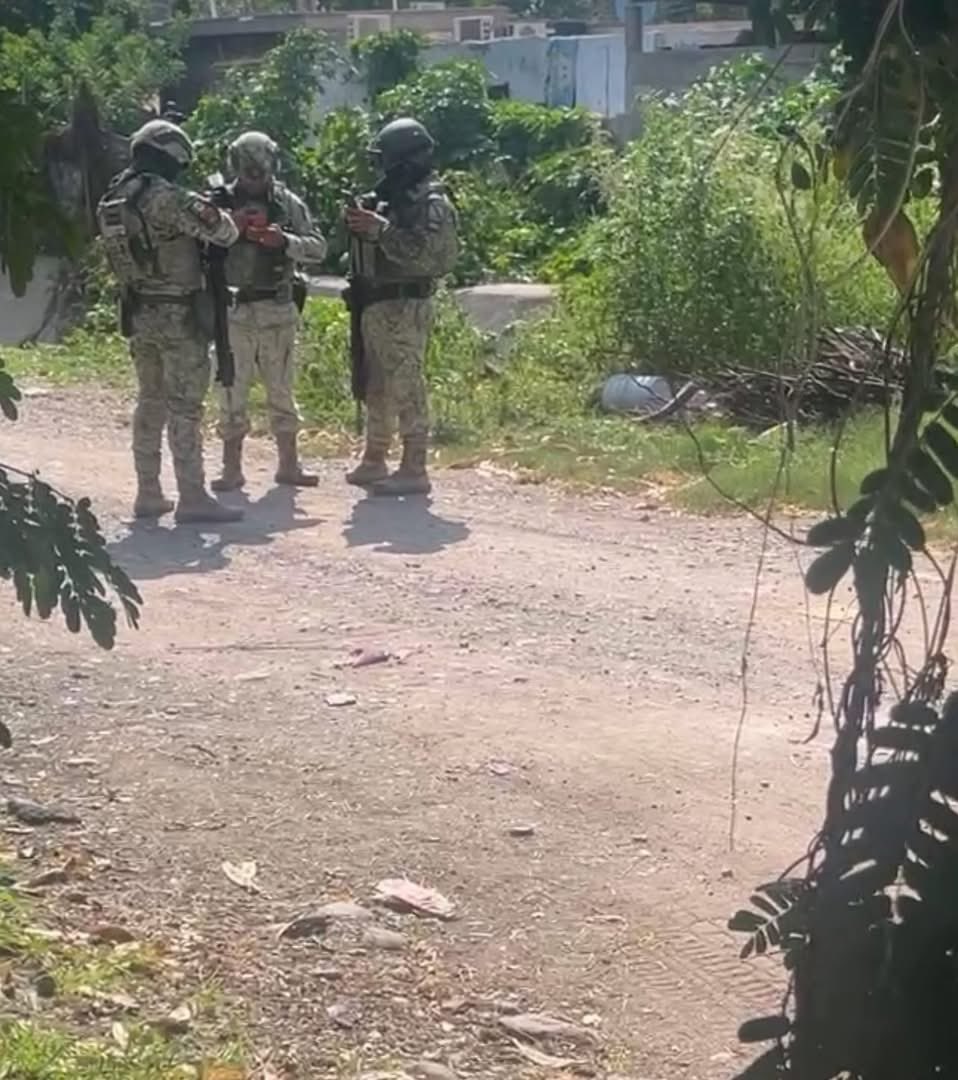 EditorMzt's tweet image. 🚨 ÚLTIMA HORA: Localizan a una persona sin vida por impactos de bala en Haciendas del Valle, Culiacán 🚨
📍 #Culiacán, #Sinaloa | #Noticias #ÚltimaHora