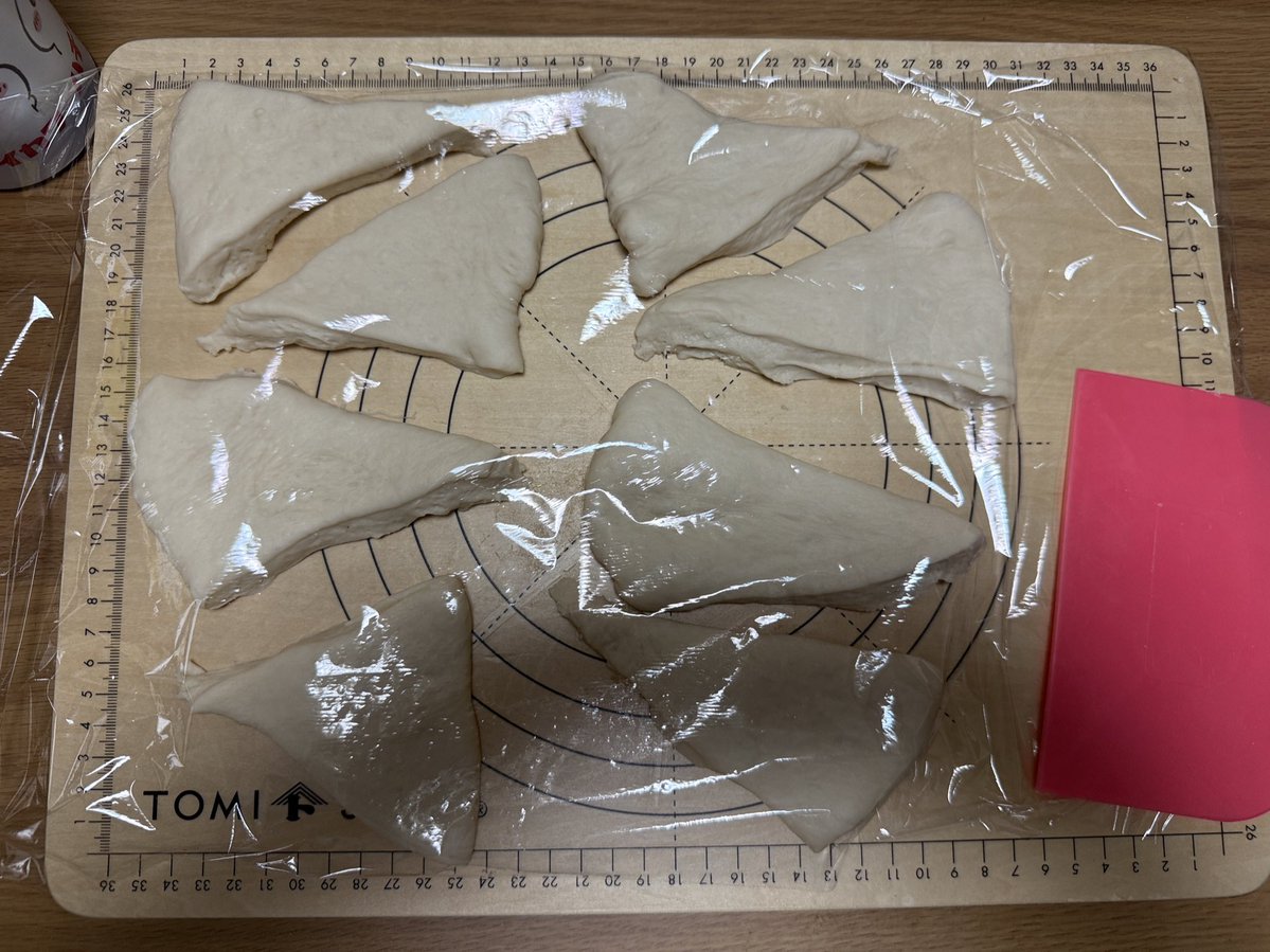 Takasuimaru1's tweet image. さてw第2段作るよ！w
今度はあんバター塩パン🥐！！

一次発酵終了切り分けて
ベンチタイム中！！